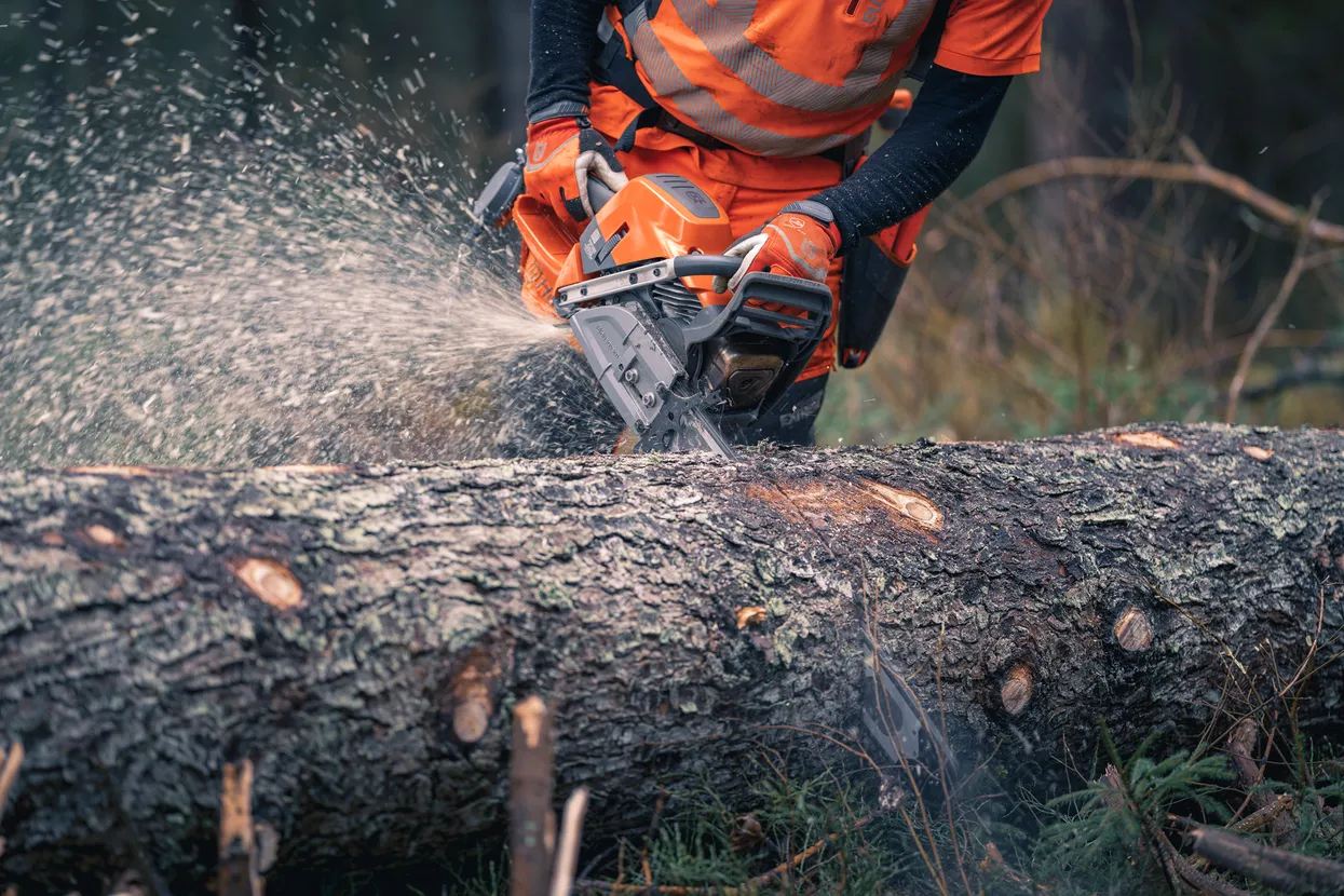 Husqvarna 592 XPG Pilarka spalinowa łańcuchowa oferuje kombinację niskiej masy i wysokiego poziomu mocy wyjściowej